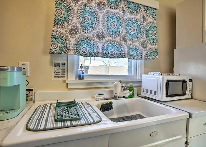 Vibrant With Private Backyard! Holiday home