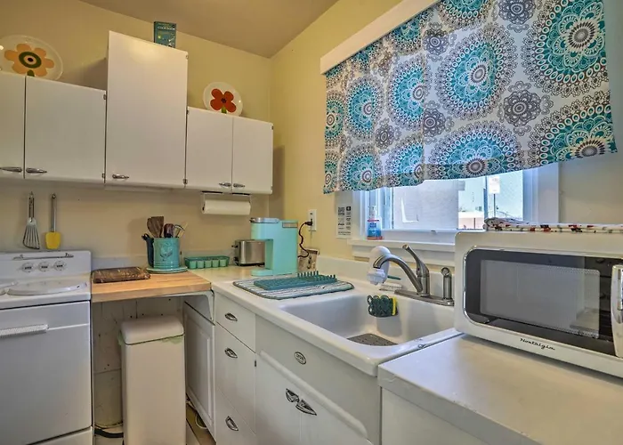 Holiday home Vibrant With Private Backyard! *