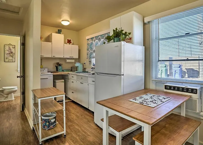 Vibrant With Private Backyard! Holiday home *