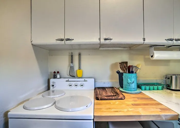 Holiday home Vibrant With Private Backyard!