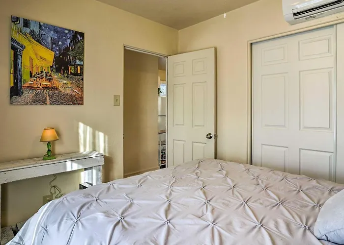 Vibrant With Private Backyard! Holiday home