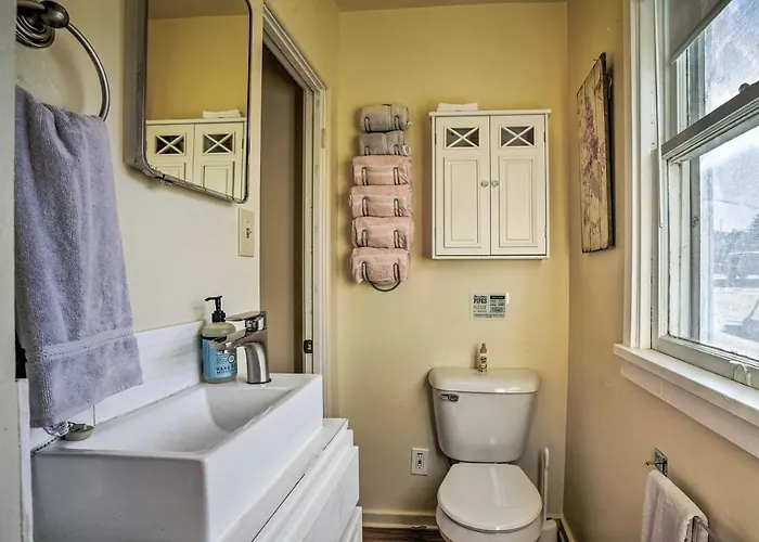Vibrant With Private Backyard! Holiday home