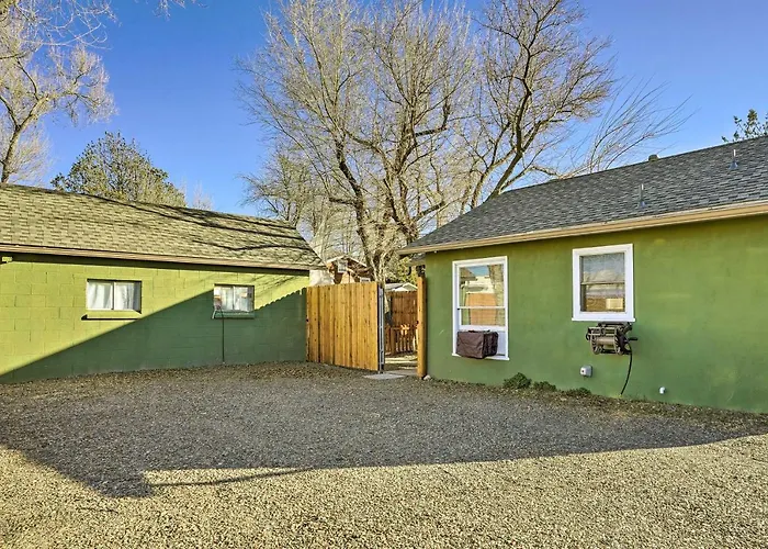 Vibrant With Private Backyard! Holiday home